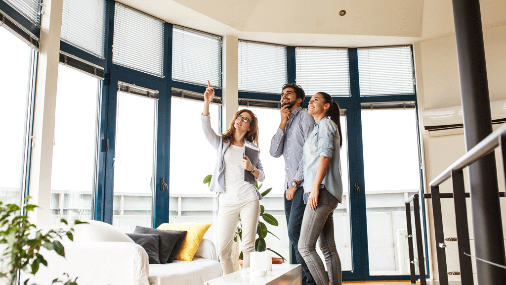 Professionnel réfléchissant aux options d'assurance de prêt immobilier