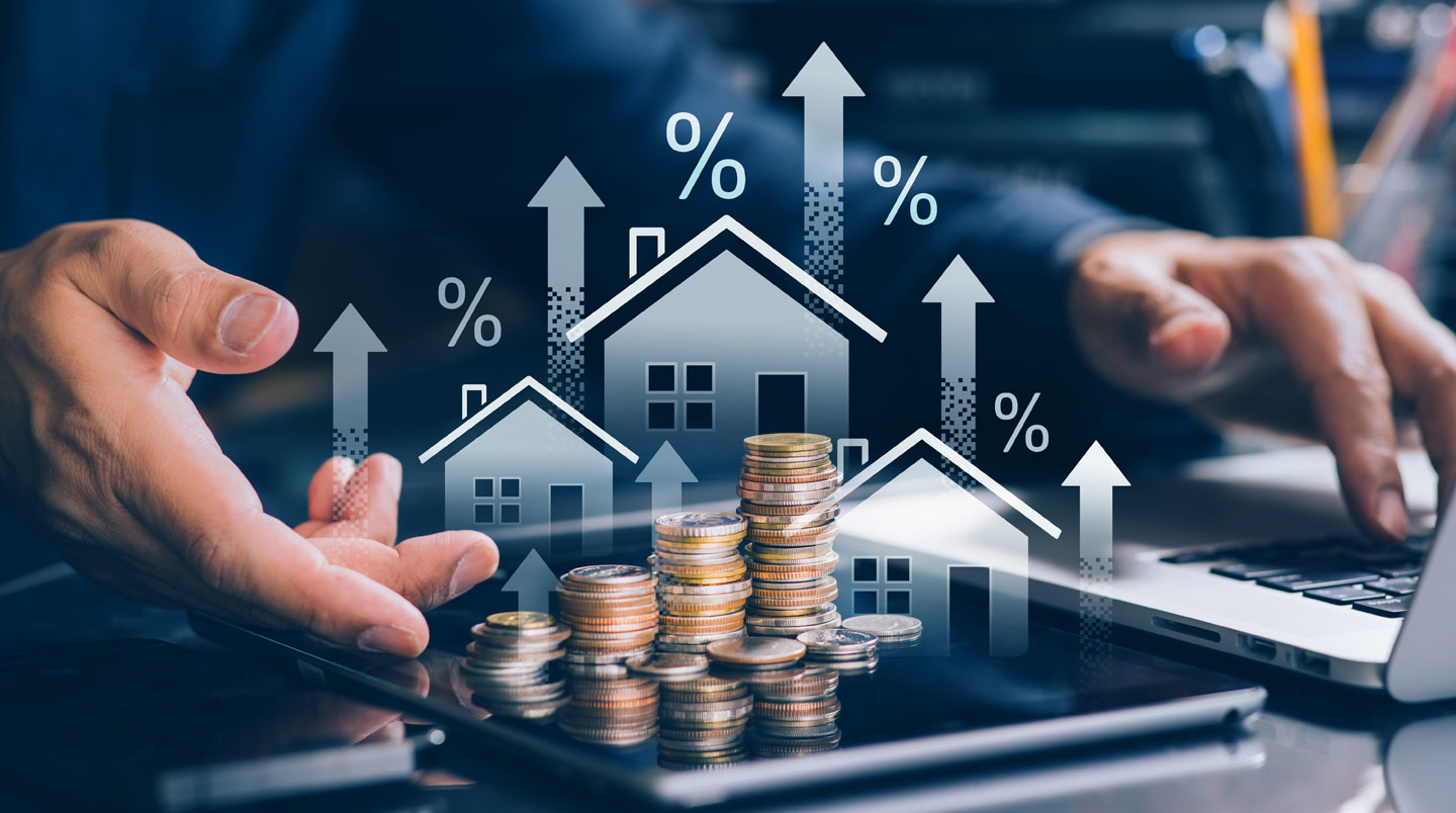 Gros plan sur des mains effectuant des calculs avec une calculatrice et des documents financiers sur un bureau moderne