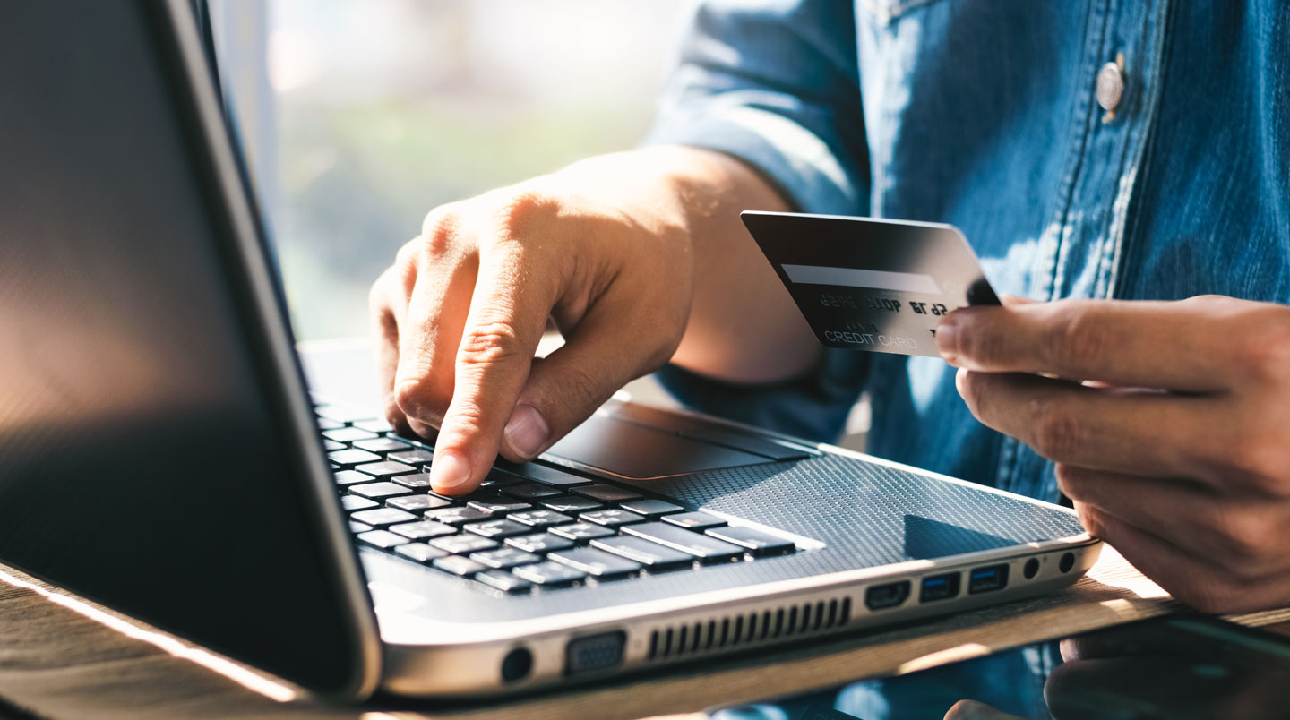 Écran d'ordinateur affichant une page de connexion sécurisée bancaire en français avec indicateur HTTPS, badge SSL et notice de conformité RGPD clairement visibles